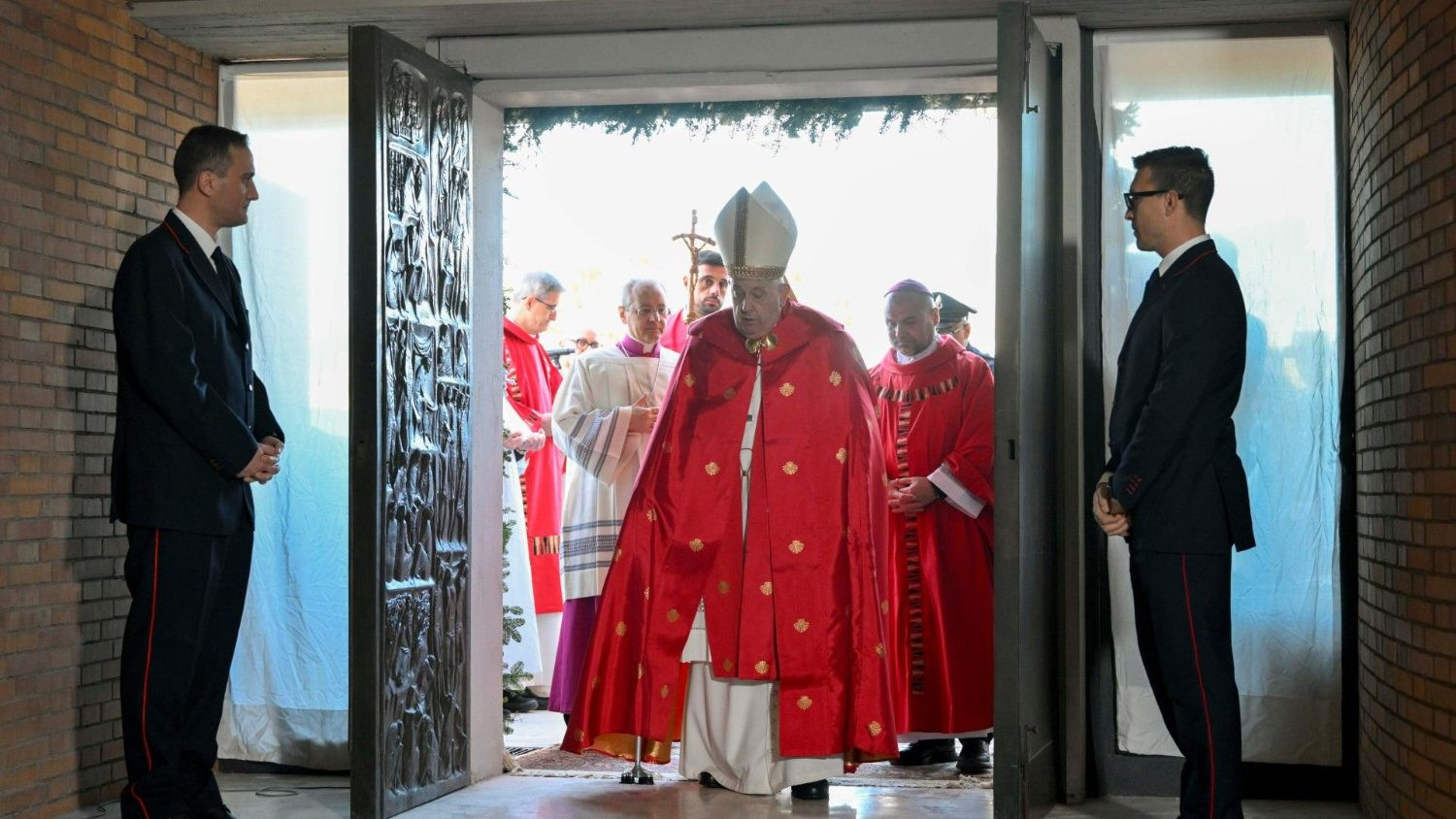 Il Papa apre la Porta Santa nel carcere romano di Rebibbia