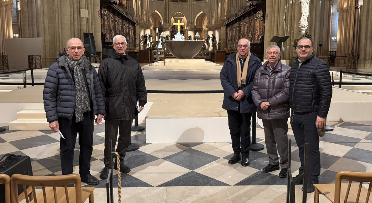 Sacerdoti dal Ticino in visita a Notre-Dame. 