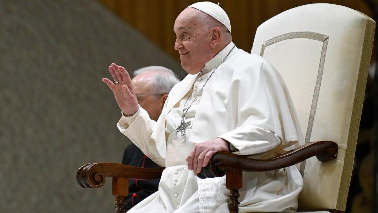 Il Papa: l'esempio di Maria ci insegni a credere, sperare e andare incontro agli altri