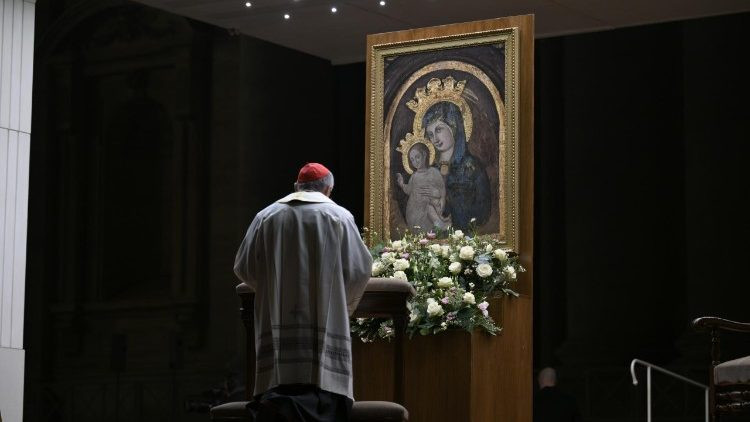 Piazza S. Pietro in preghiera per il Papa, Parolin: “Lo sosteniamo nella prova, recuperi la salute”