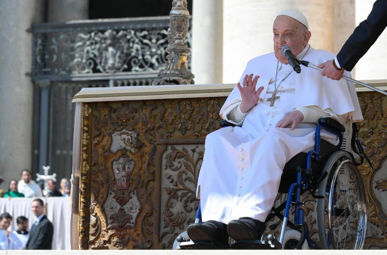 Il Papa saluta i fedeli presenti in piazza San Pietro per il Giubileo dei Malati (6 aprile 2025)