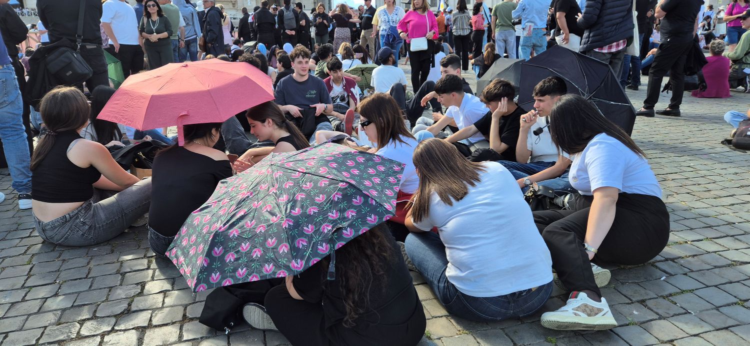 Giovani in piazza in attesa della fumata che porterà all'elezione del Papa