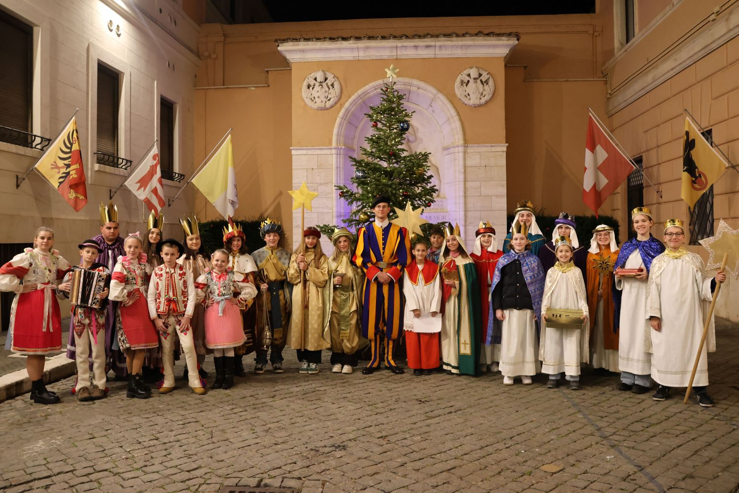 I cantori della stella di 6 nazioni con una guardia svizzera