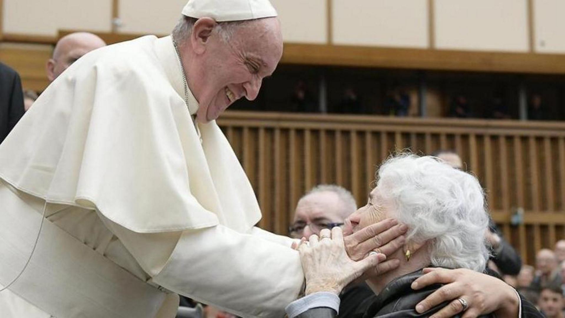 Il Papa: una società fraterna si costruisce con l’alleanza tra giovani e anziani 