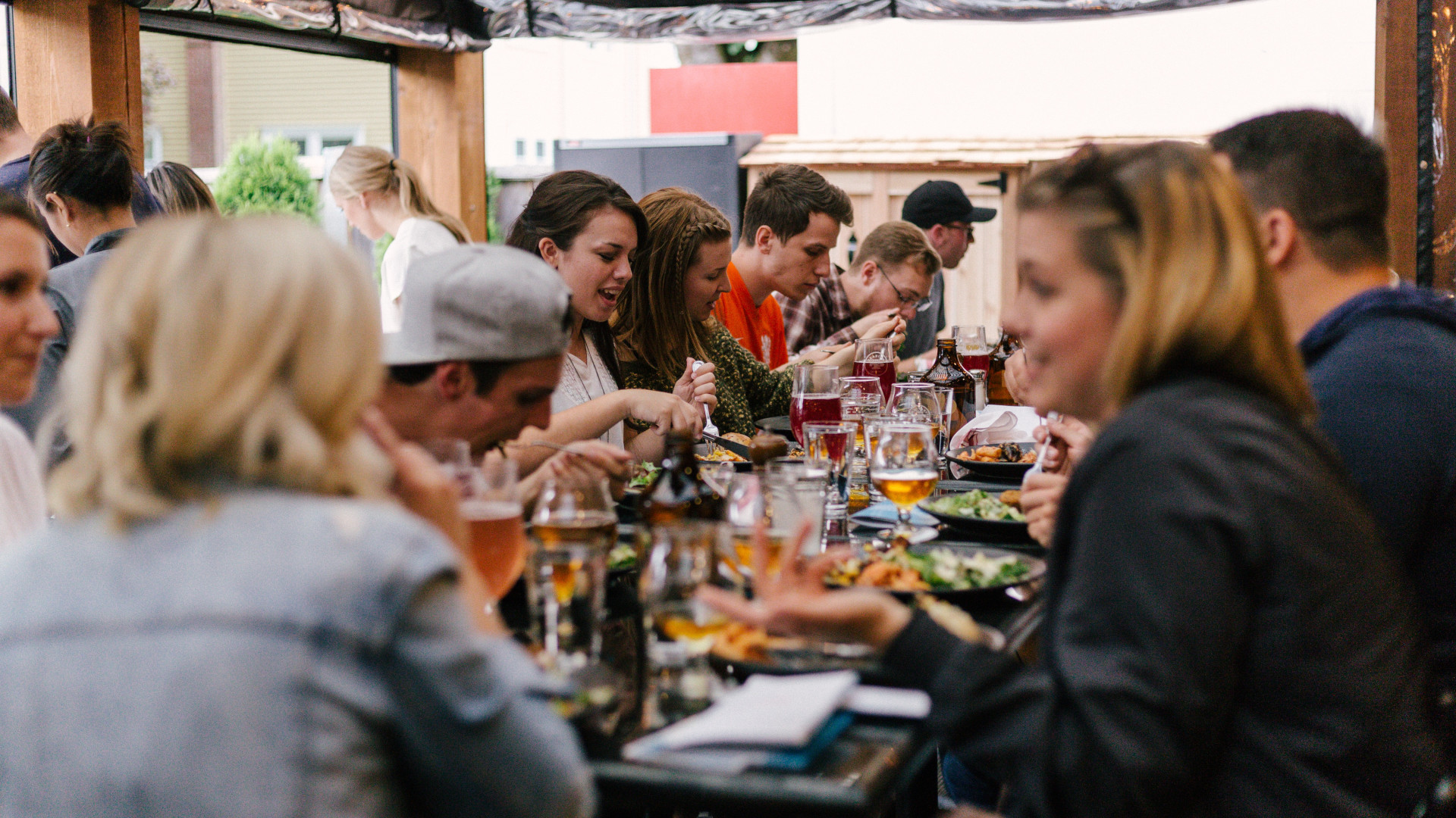 Ore felici? Happy Hour e bisogno di incontro, per raccontarsi e ascoltarsi