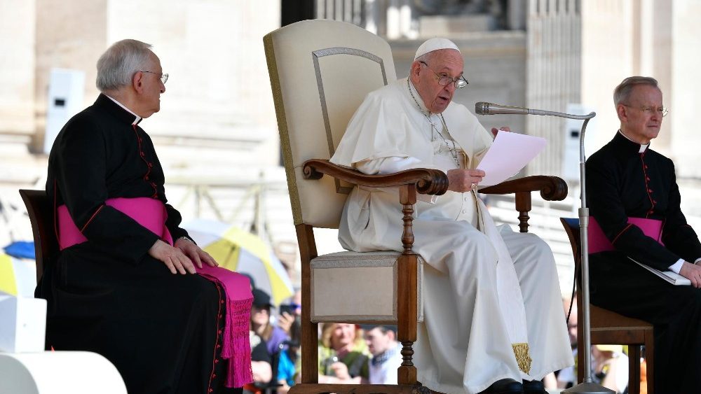 Francesco: portate il Vangelo in tasca, leggerlo è importante per la vita