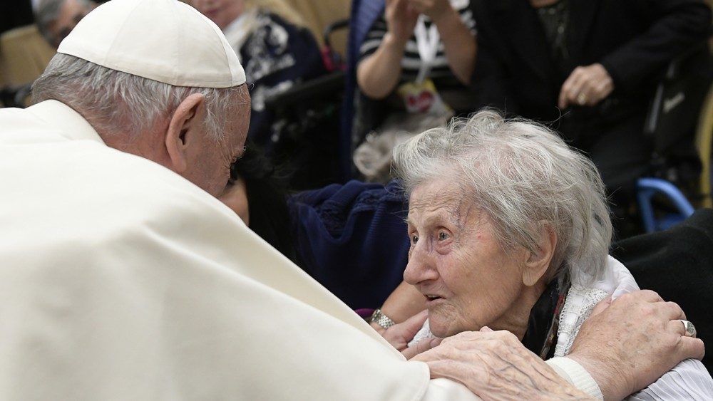 Il Papa: mettere i giovani contro gli anziani è una manipolazione