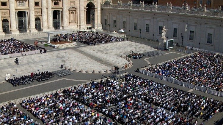 Il Papa: il diavolo ci tenta con tecnologia e superstizione