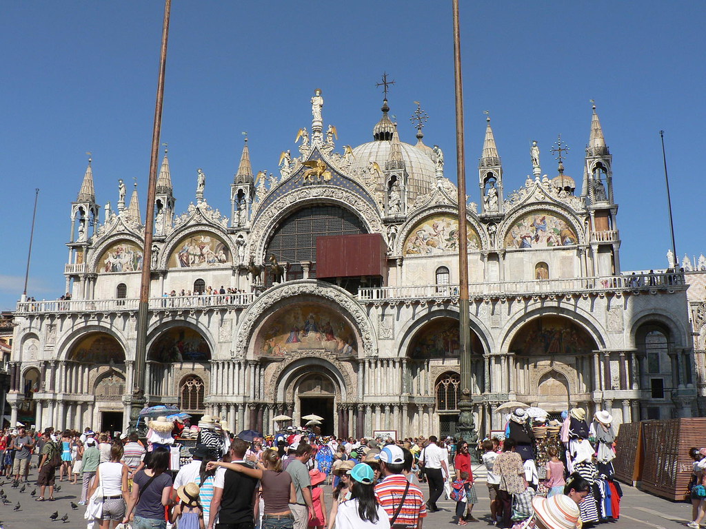 Da Venezia l'attesa dei fedeli per l'arrivo del Papa: 