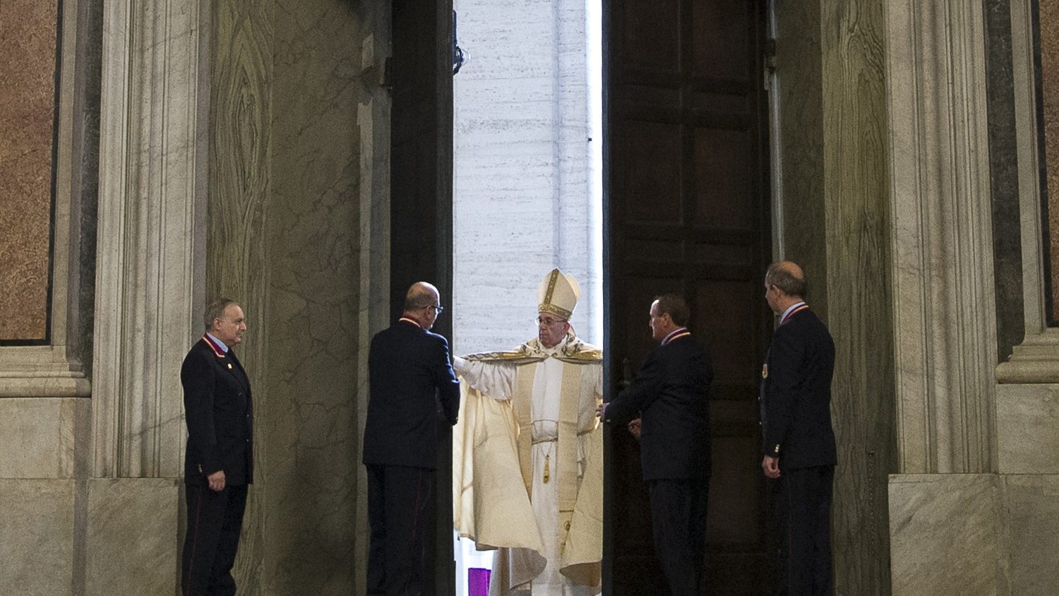 Il Papa consegna la bolla di indizione del Giubileo del 2025: 