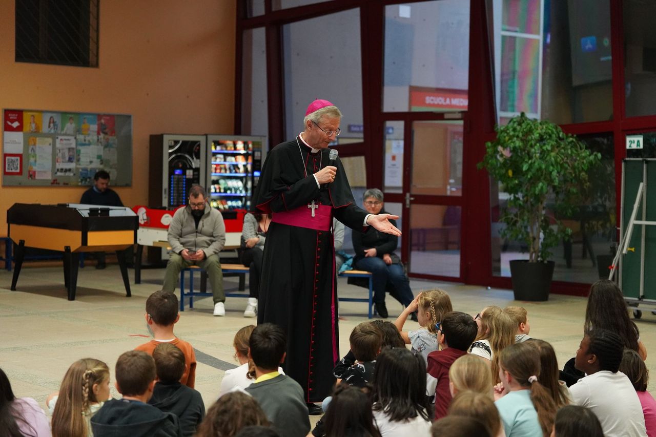 I bambini all'Elvetico per la festa del 1. maggio con mons. de Raemy