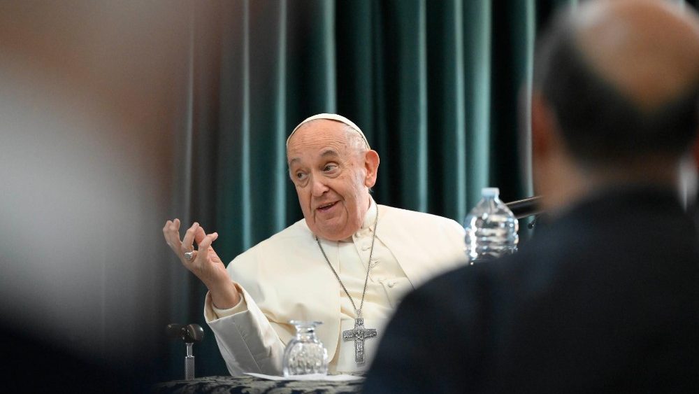 Il Papa in greve romanesco sulla presenza di persone omosessuali nei seminari: è bufera in Italia