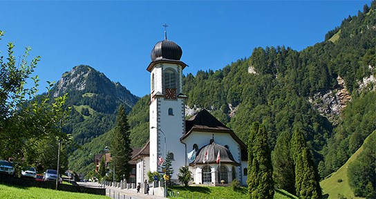 La chiesa della Madonna di Melchtal, immersa nel verde