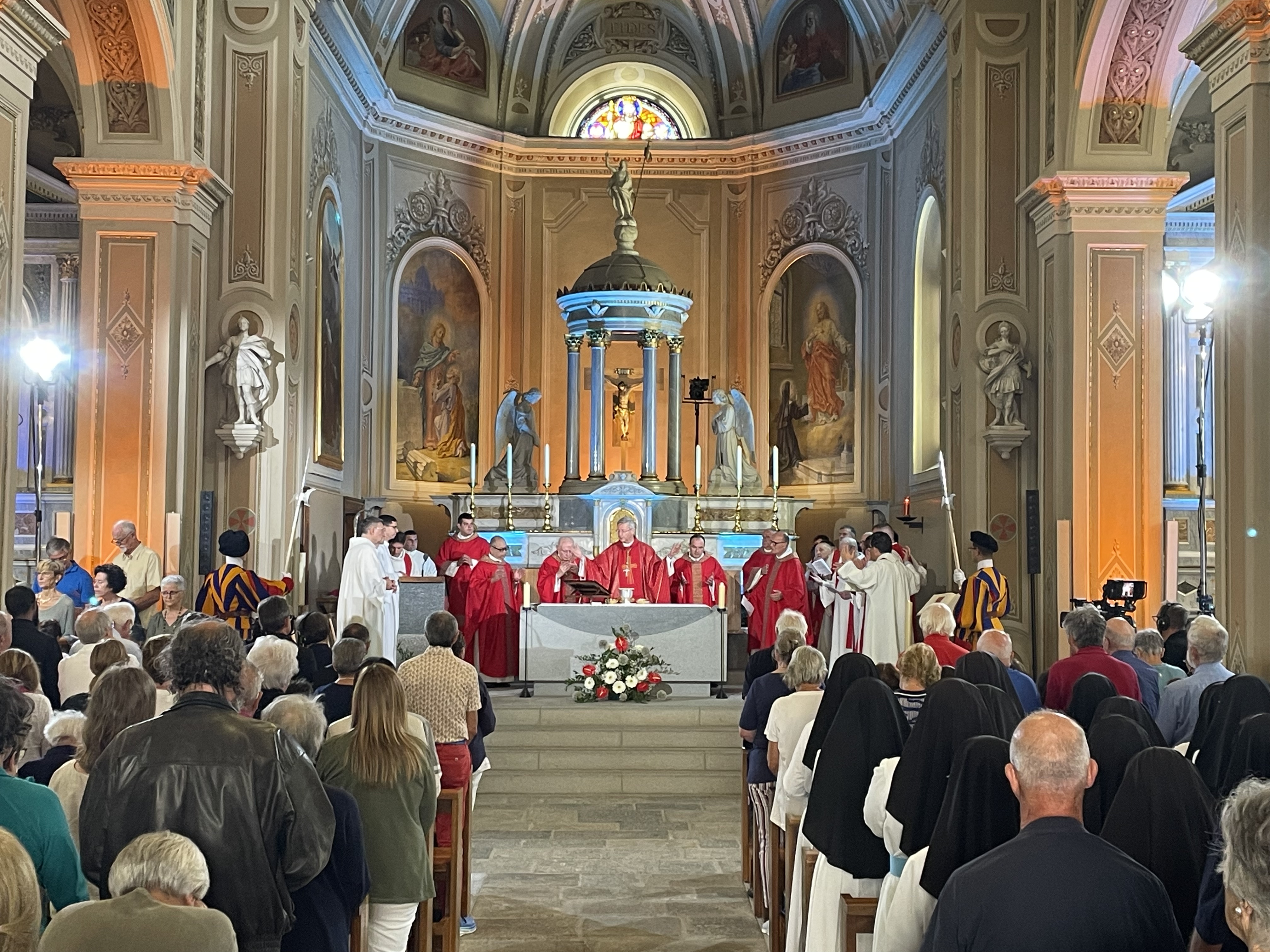 Festa Nazionale Svizzera con mons. De Raemy ad Airolo. Cronaca e foto