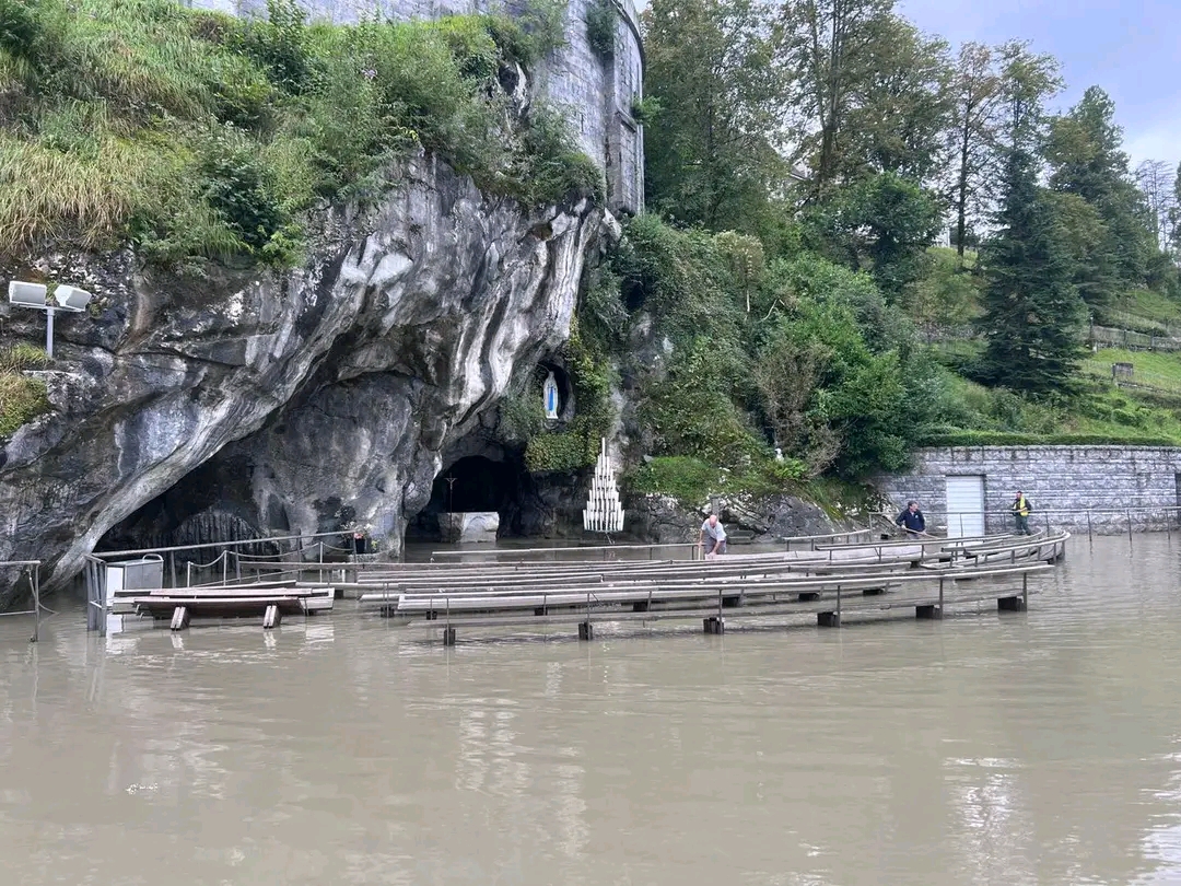 Lourdes: acqua alta nell'area del Santuario