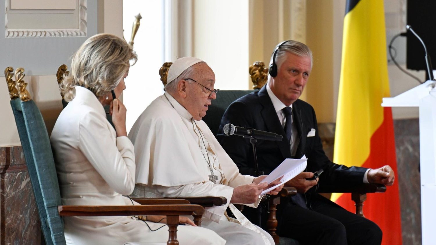 Il Papa in Belgio: la sfida della pace. Durissima condanna 