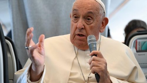 Il Papa in intervista: il ruolo della donna e la polemica con il comunicato dell'Università di Lovanio, gli abusi, l'aborto