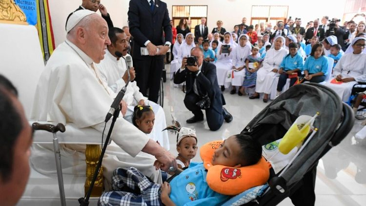 Il Papa tra i bambini con disabilità di Dili: “Sono i nostri maestri, ci insegnano la cura”