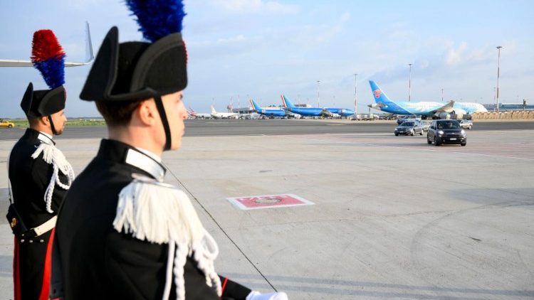 Papa Francesco atterrato in Lussemburgo, stasera l’arrivo in Belgio