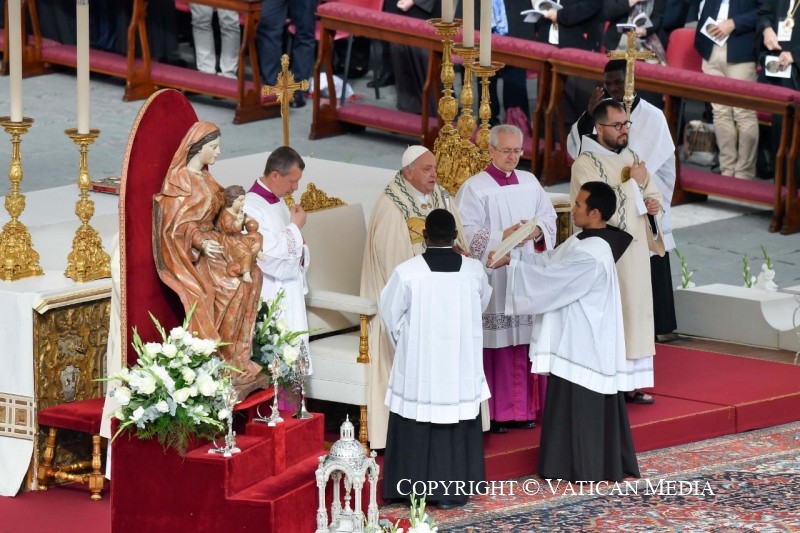 Papa Francesco: i santi, servi umili lontani dalla tentazione del potere