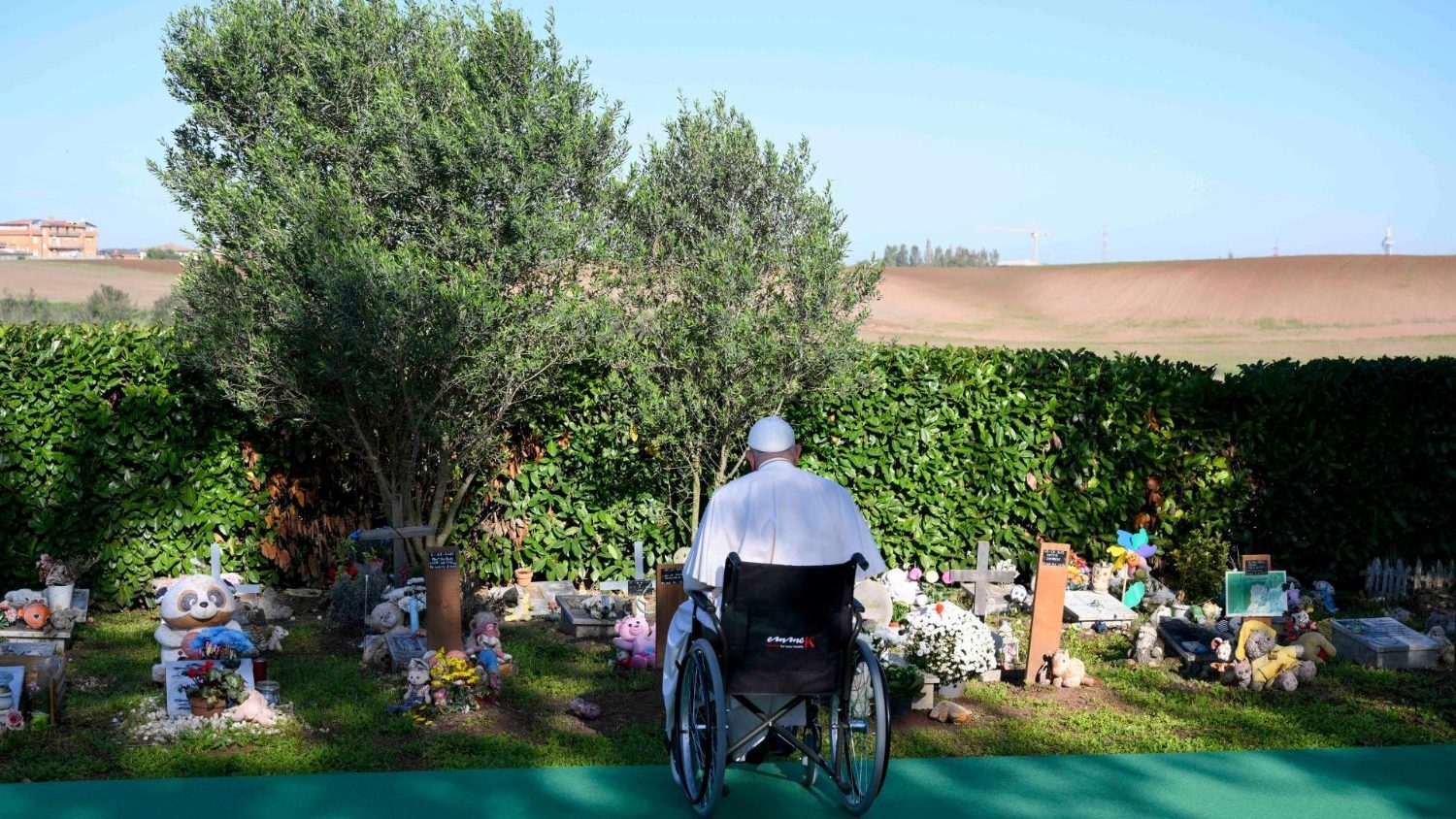 La preghiera silenziosa del Papa in ricordo dei fedeli defunti