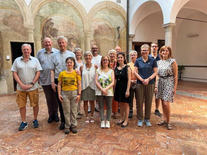 Alcuni partecipanti al momento di premiazione del concorso Buone Notizie 2025