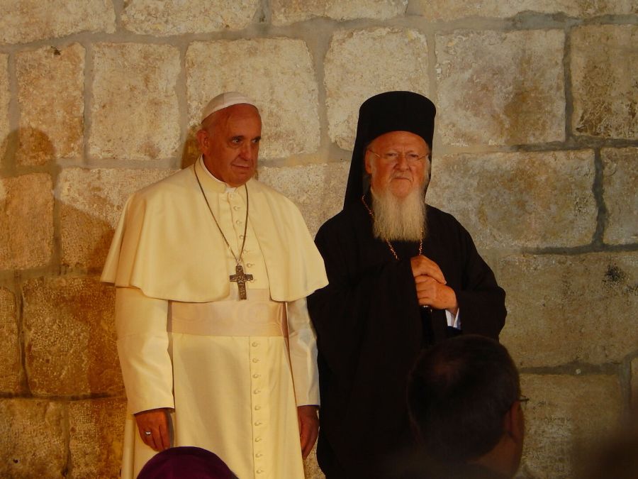 Bartolomeo I con papa Francesco (foto di archivio).