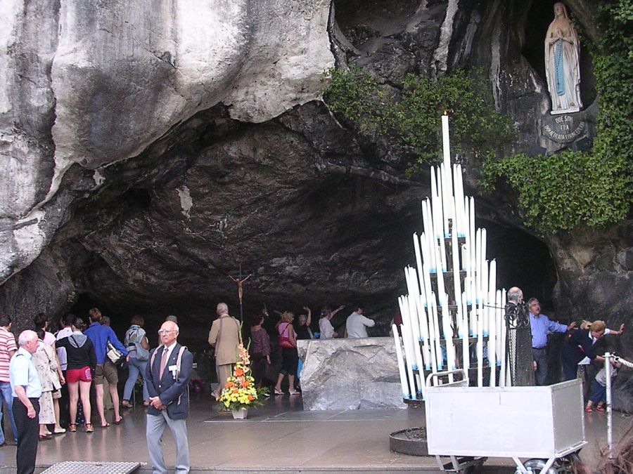 La Grotta delle apparizioni a Lourdes