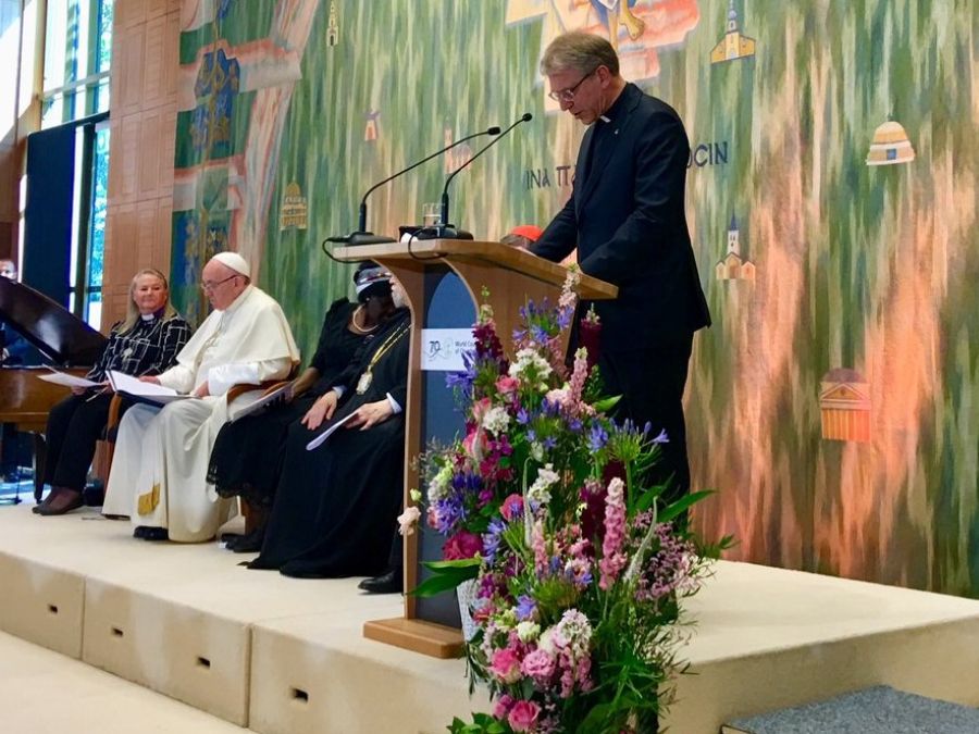 Il Segretario Olav Tveit del CEC interviene davanti al Papa e ai vari leader