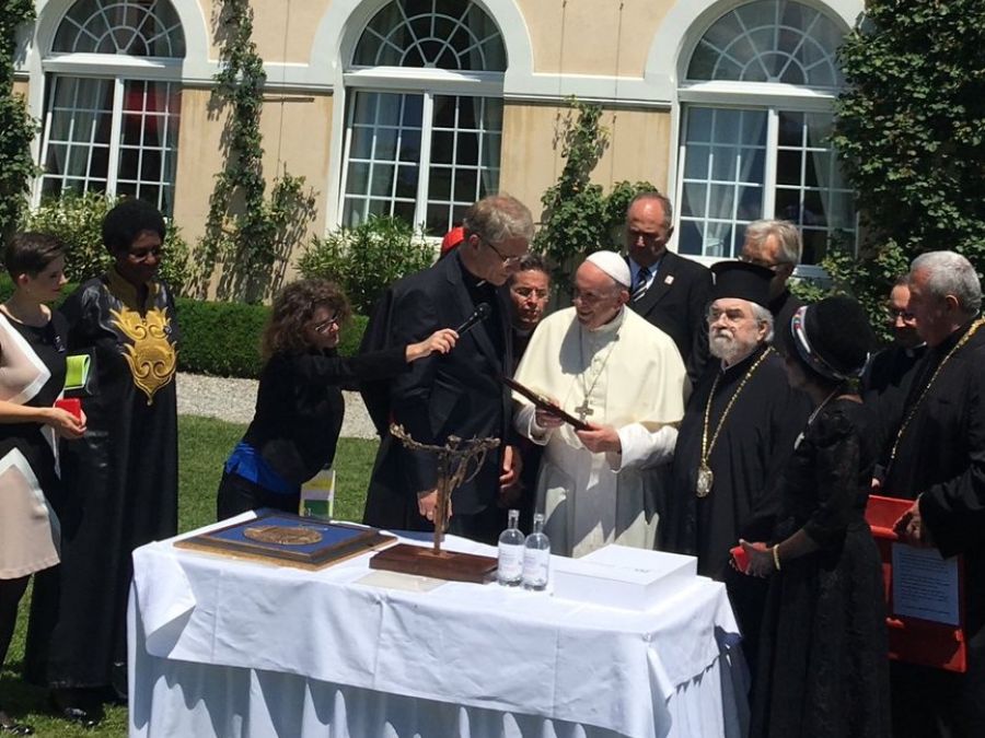 Scambio dei doni durante la visita a Ginevra tra il Papa e il Consiglio ecumenico