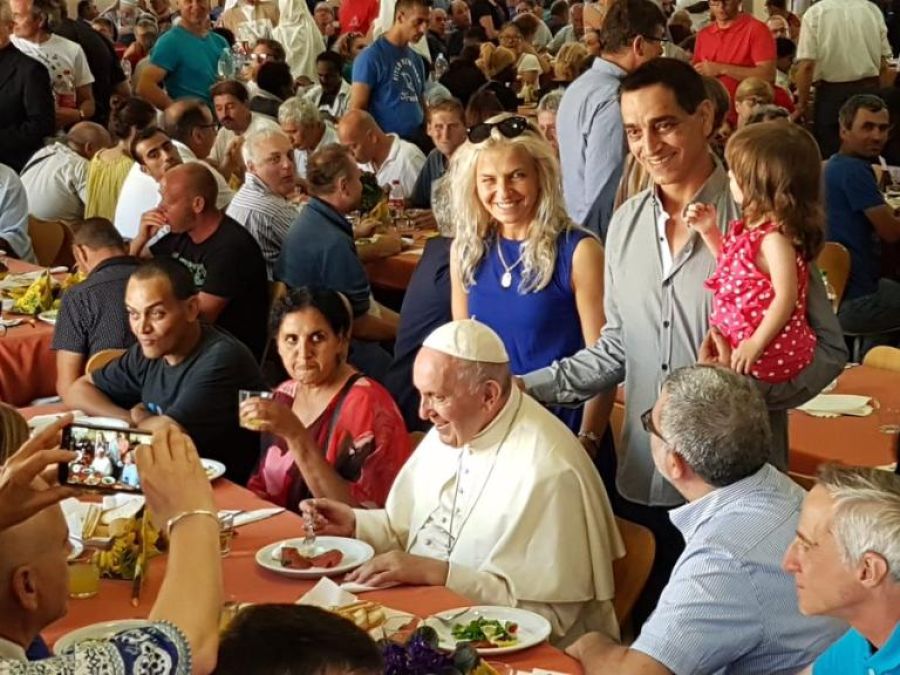 Il Papa a tavola con i poveri