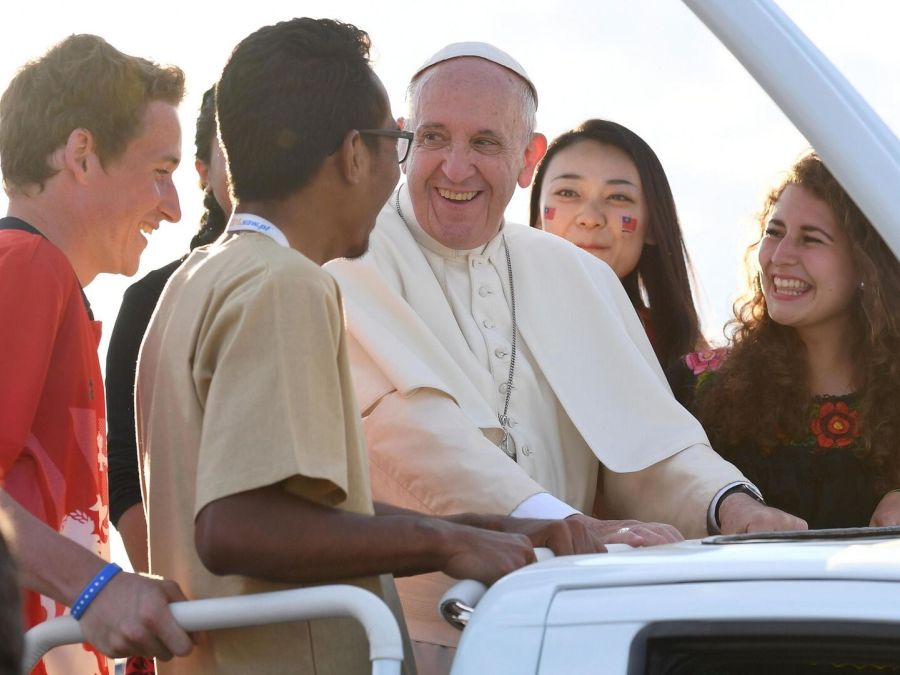 Papa Francesco con alcuni giovani