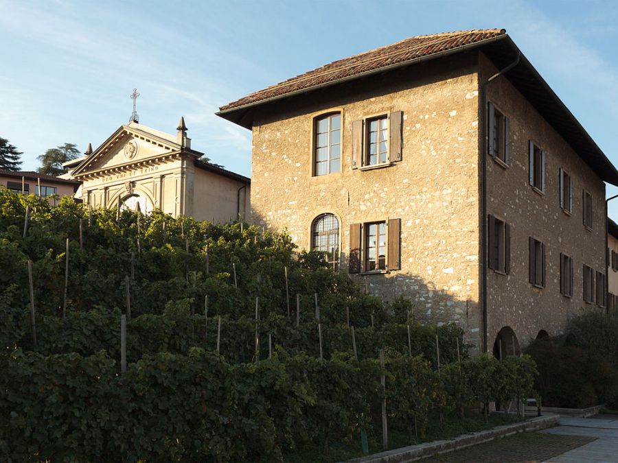La Biblioteca Salita dei Frati, annessa all'ex convento cappuccino