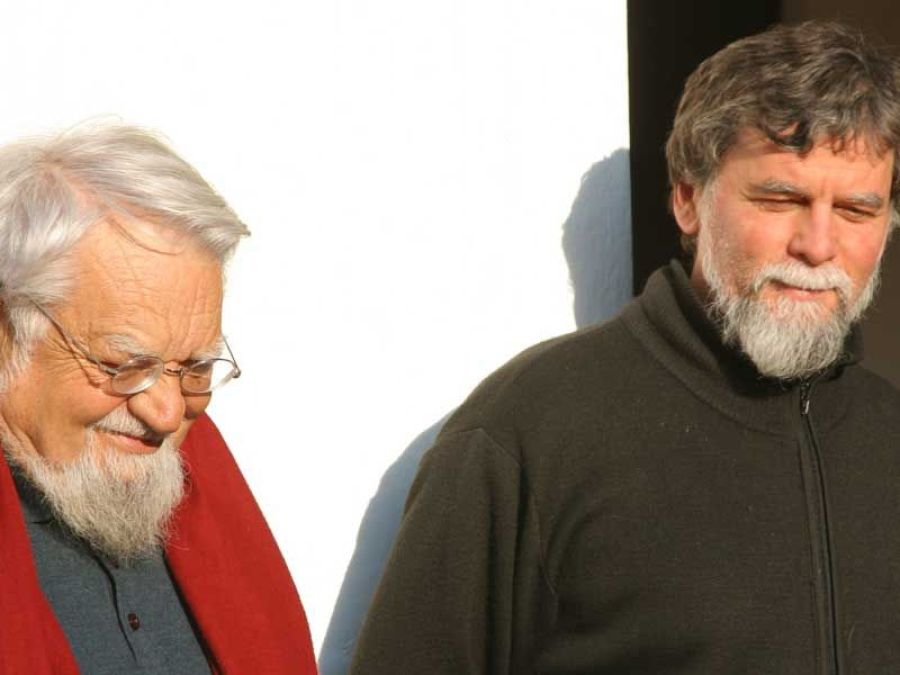Il fondatore della comunità monastica di Bose, padre Enzo Bianchi ed ex priore e, a destra, l'attuale priore, padre Manicardi