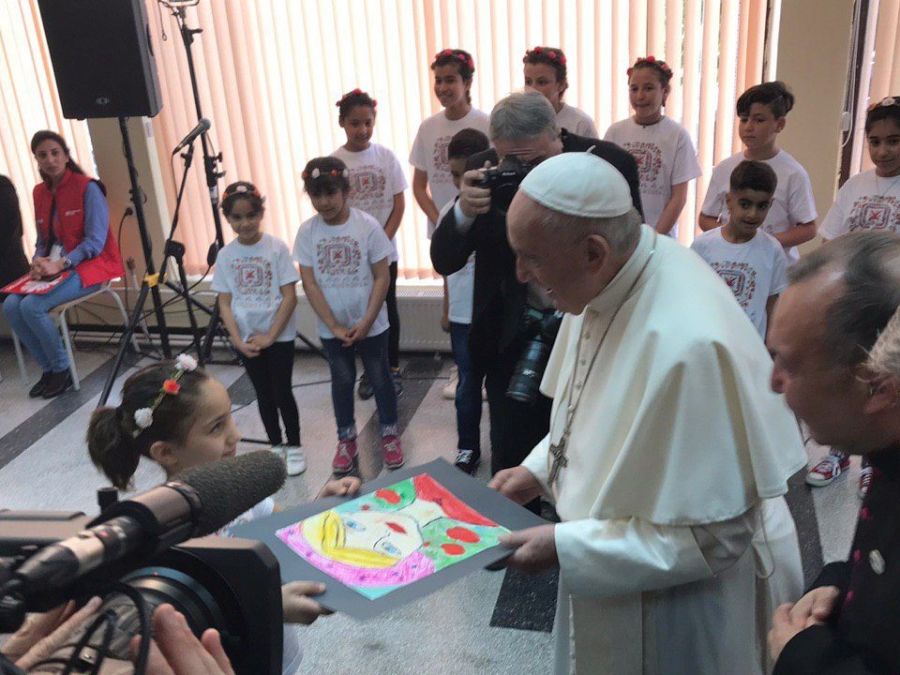 Francesco con i bambini profughi ospitati dal Centro della Caritas