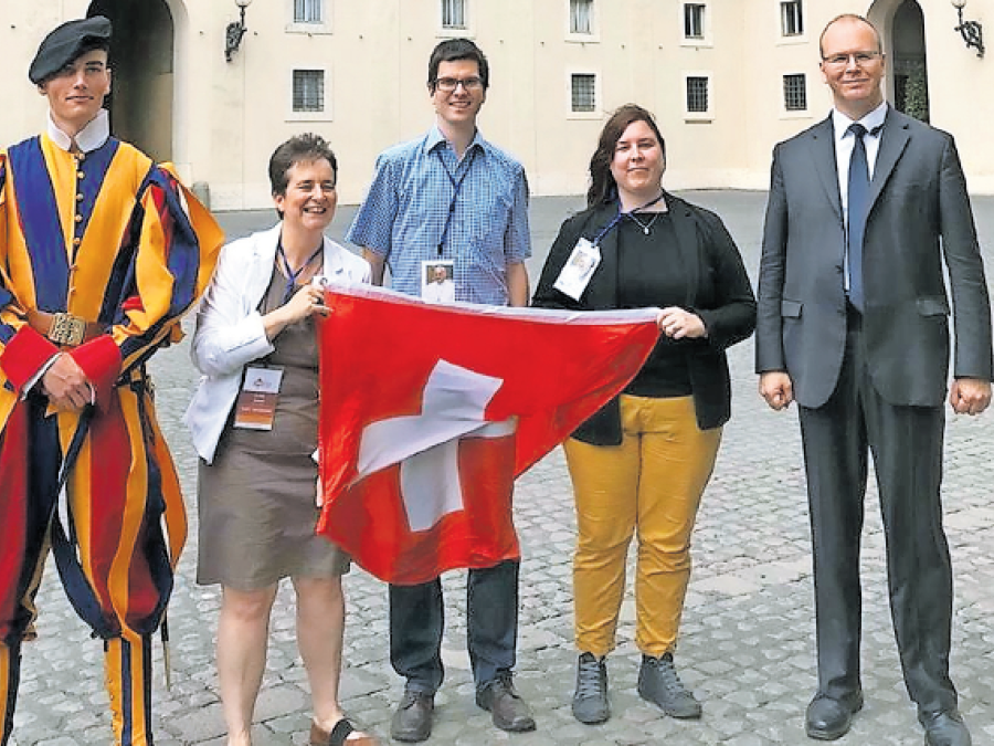 Da sinistra: una guardia svizzera, Claire Jonard, coordinatrice del Centro per le vocazioni della Svizzera romanda,
Romane Fiabane, Aline Jacquier e l’addetto stampa delle Guardie Svizzere, Urs Breitenmoser