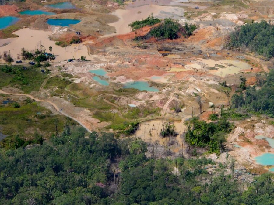 Paesaggio devastato dall'estrazione di oro illegale in Colombia (foto: Steve Cagan)