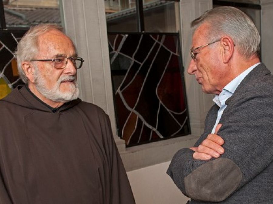 Fra Roberto durante una delle sue esposizioni artistiche