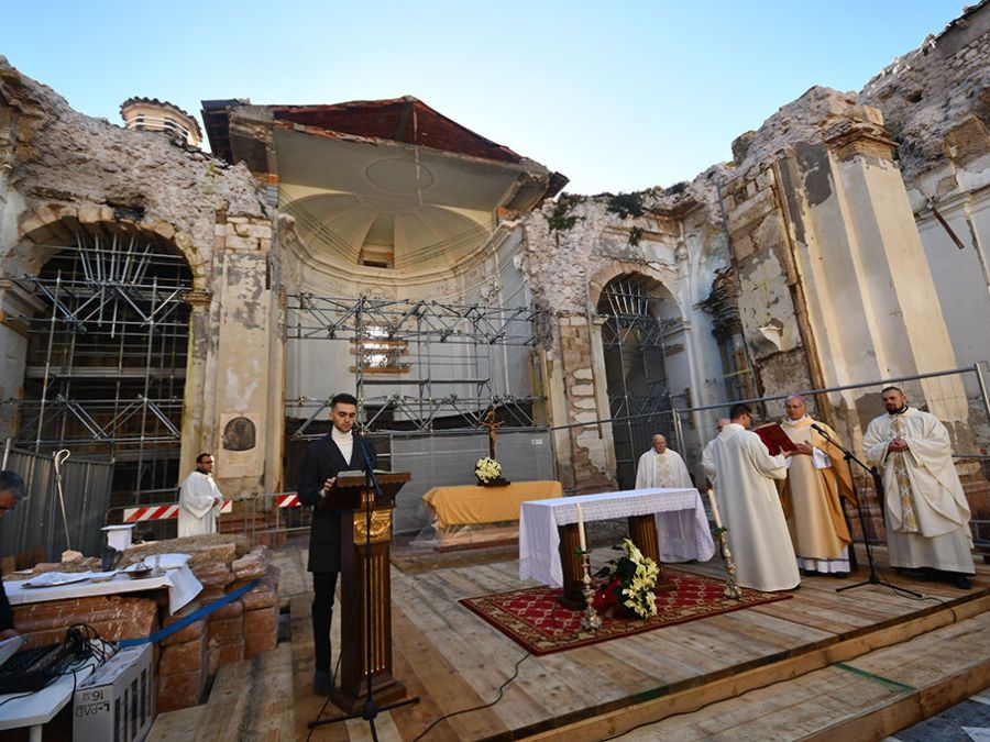 La funzione tra le rovine della Cattedrale di Norcia