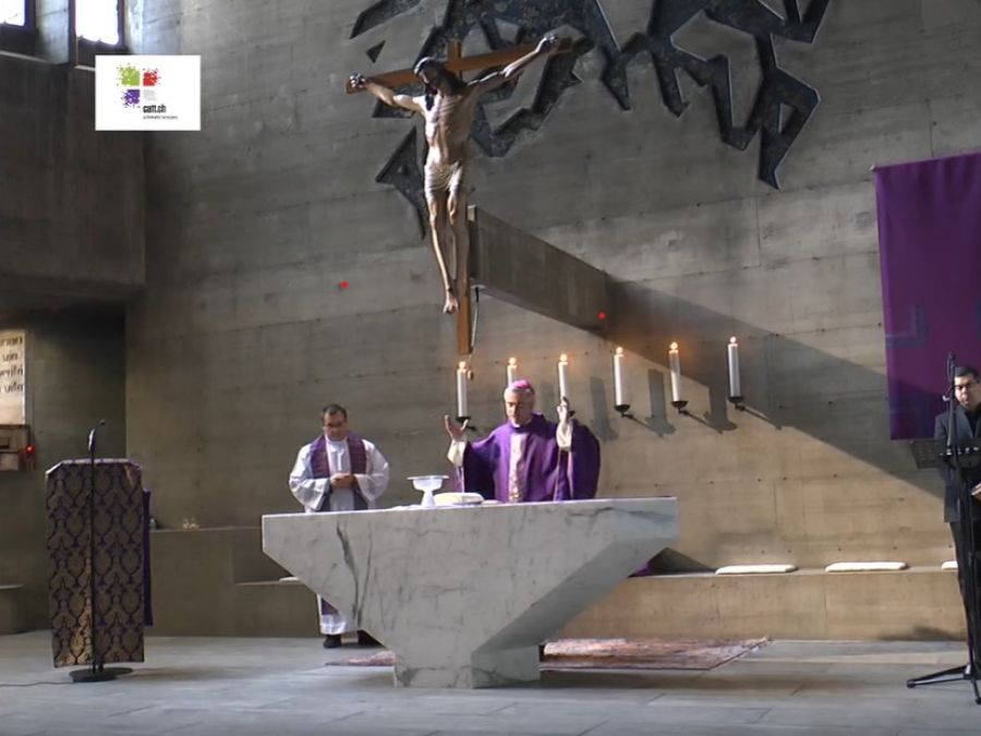 Il vescovo Valerio celebra la Santa Messa nella chiesa Cristo Risorto a Lugano. (Foto di archivio)