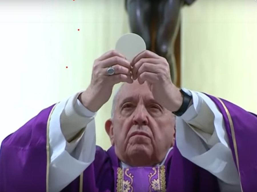 Papa Francesco durante la Santa Messa trasmessa via streaming su Vatican Media Live