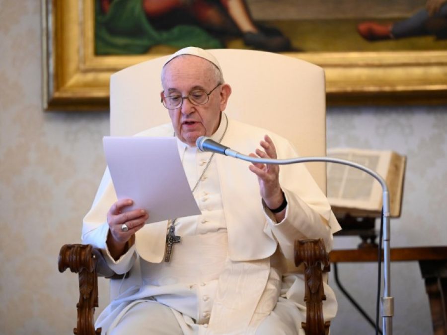 Papa Francesco nella Biblioteca del Palazzo Apostolico (foto di archivio)