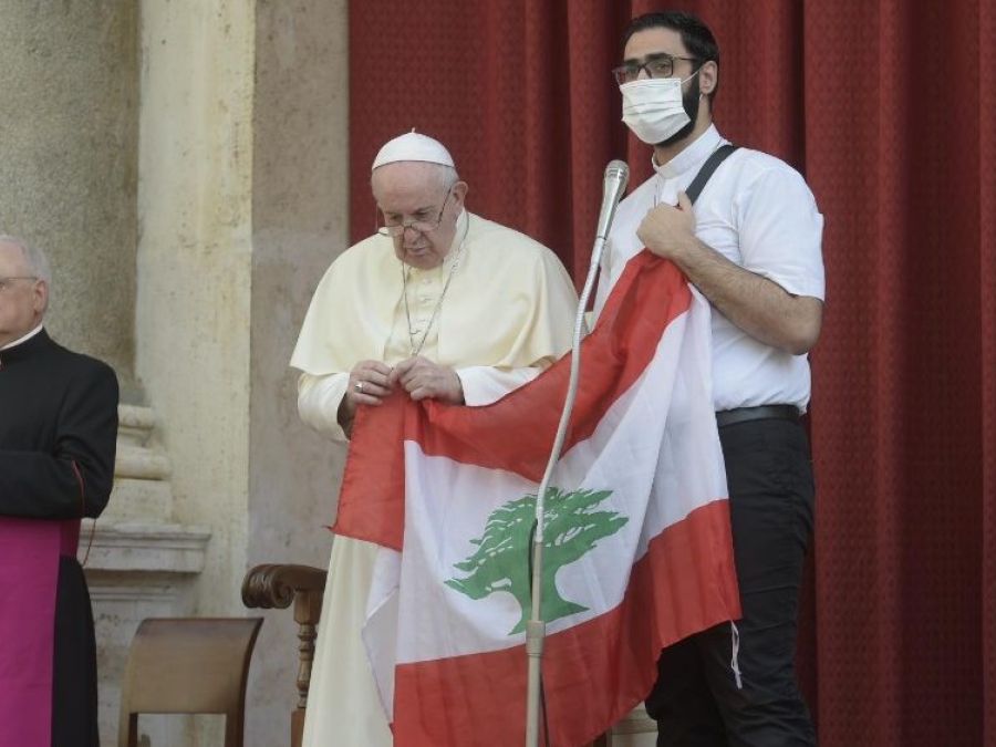 Papa Francesco sorregge la bandiera del Libano
