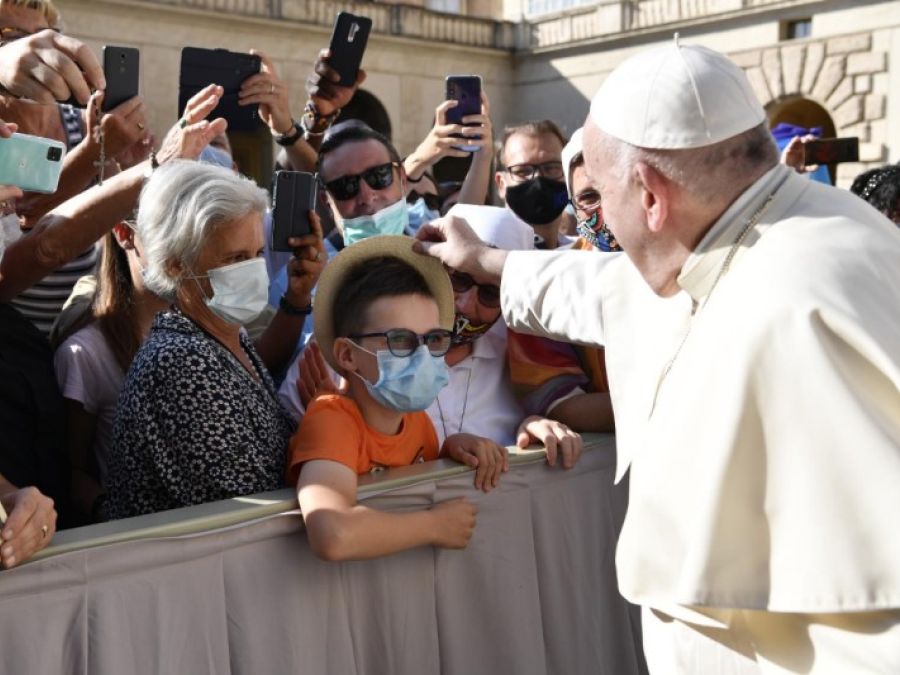 Francesco saluta i fedeli radunati per l'udienza