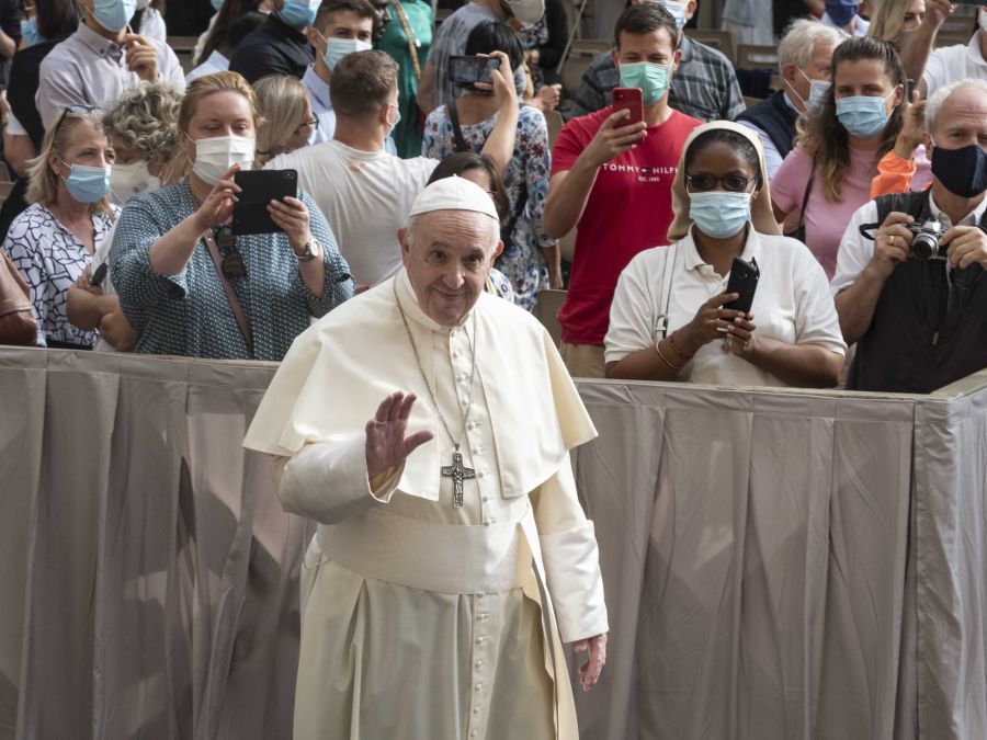 Papa Francesco saluta i fedeli nel cortile di San Damaso in Vaticano. (Foto Facebook)