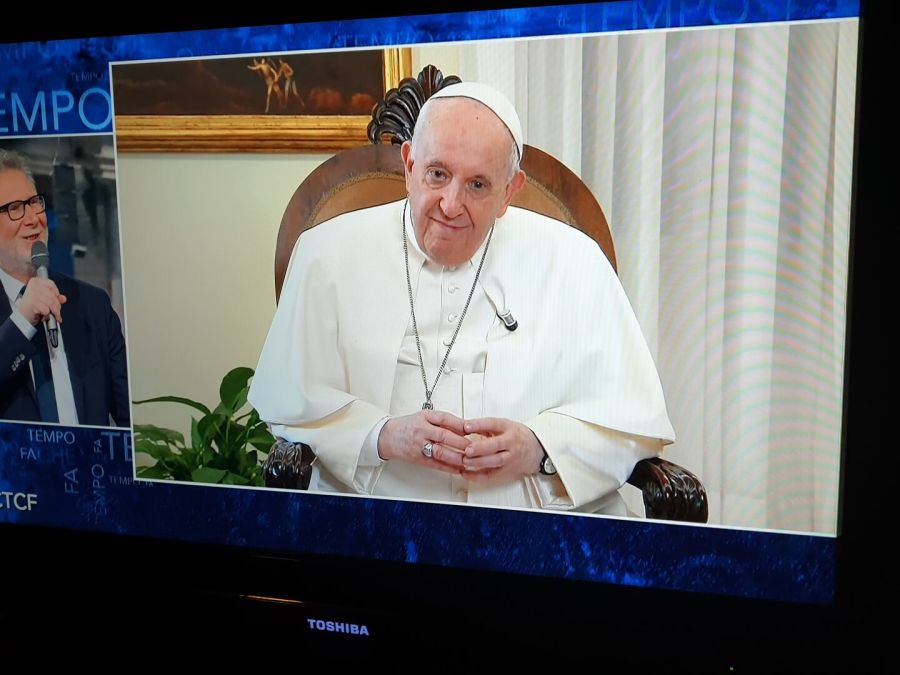 Il papa durante l'intervista su Rai3 (foto Cristina Vonzun)