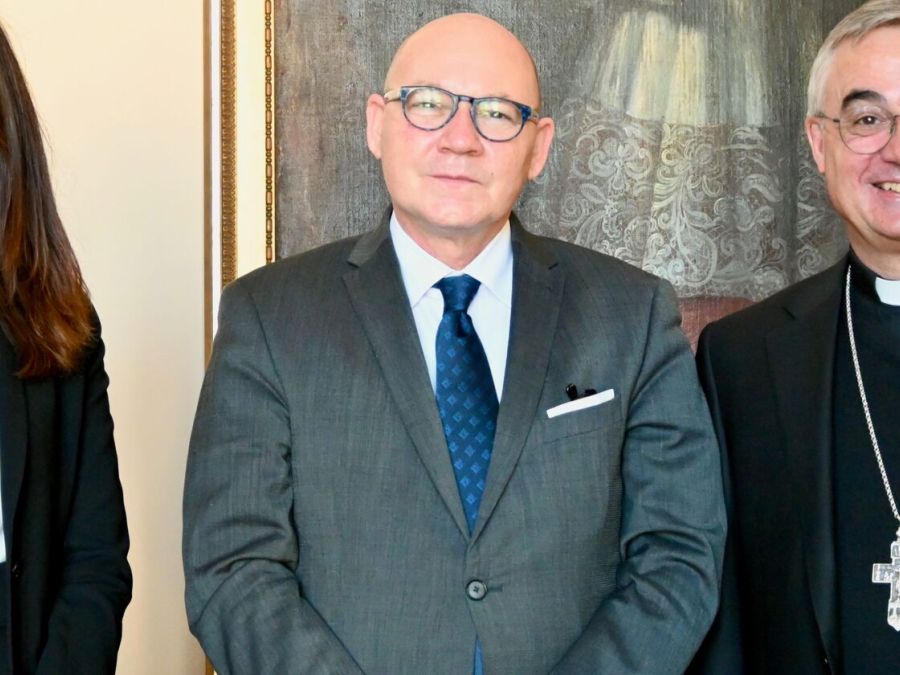 Da sinistra: la viceconsole Brugnoli, il console Meucci e il vescovo Lazzeri