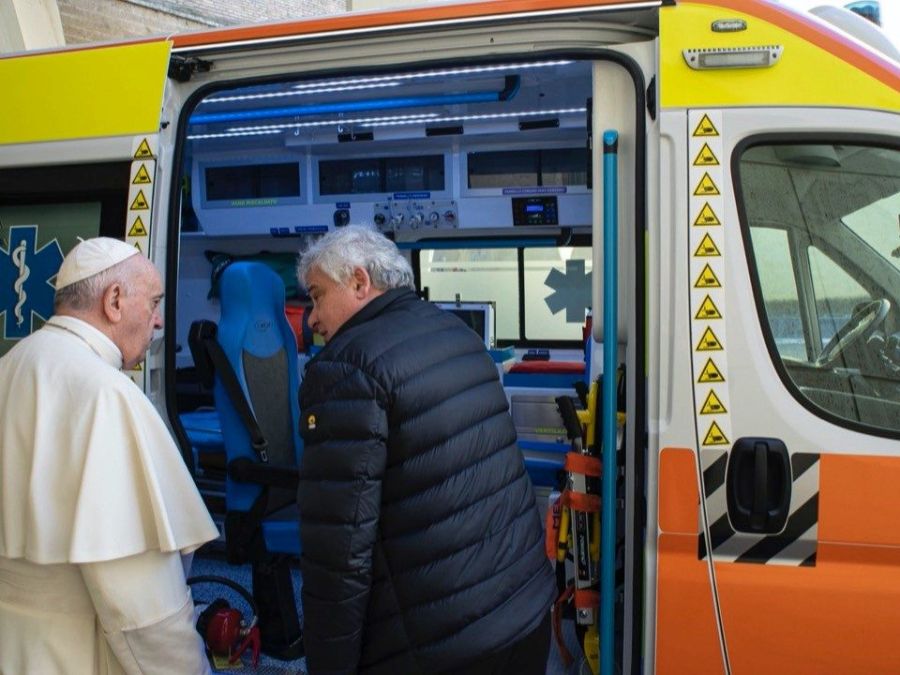 Papa Francesco e il cardinale Krajewski davanti a una delle ambulanze destinate all'Ucraina (Foto di archivio)