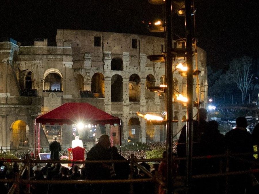 Via crucis con papa Francesco al Colosseo