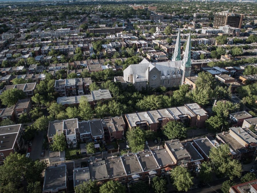 Una chiesa al centro di un quartiere popolare di Montreal, in Canada